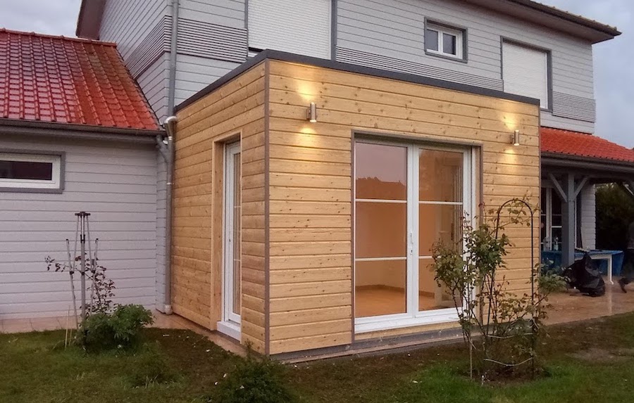 Extension en bois à toit plat
